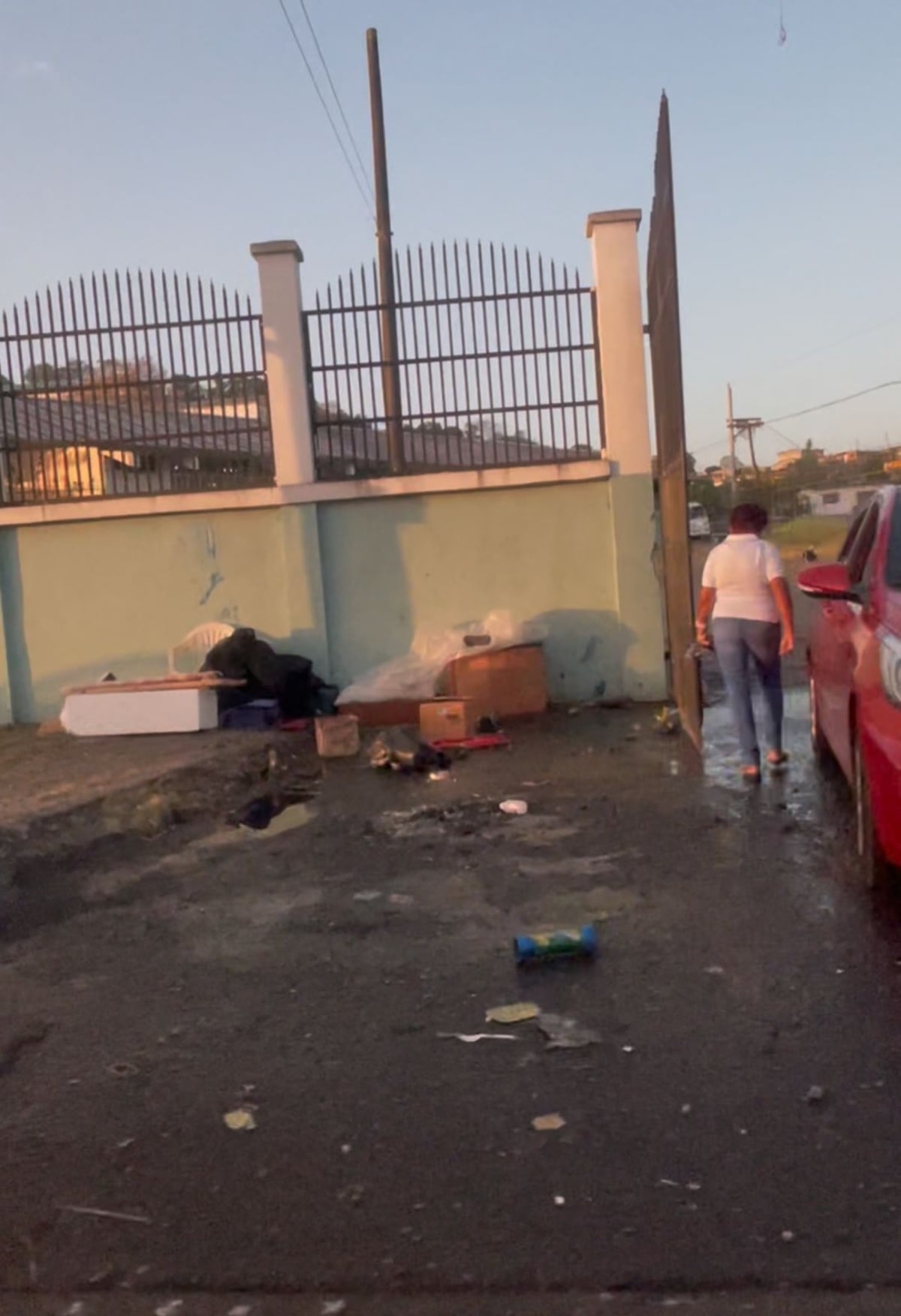 ¡Preocupante! Persona en condición de calle se instala junto a primaria en El Valle