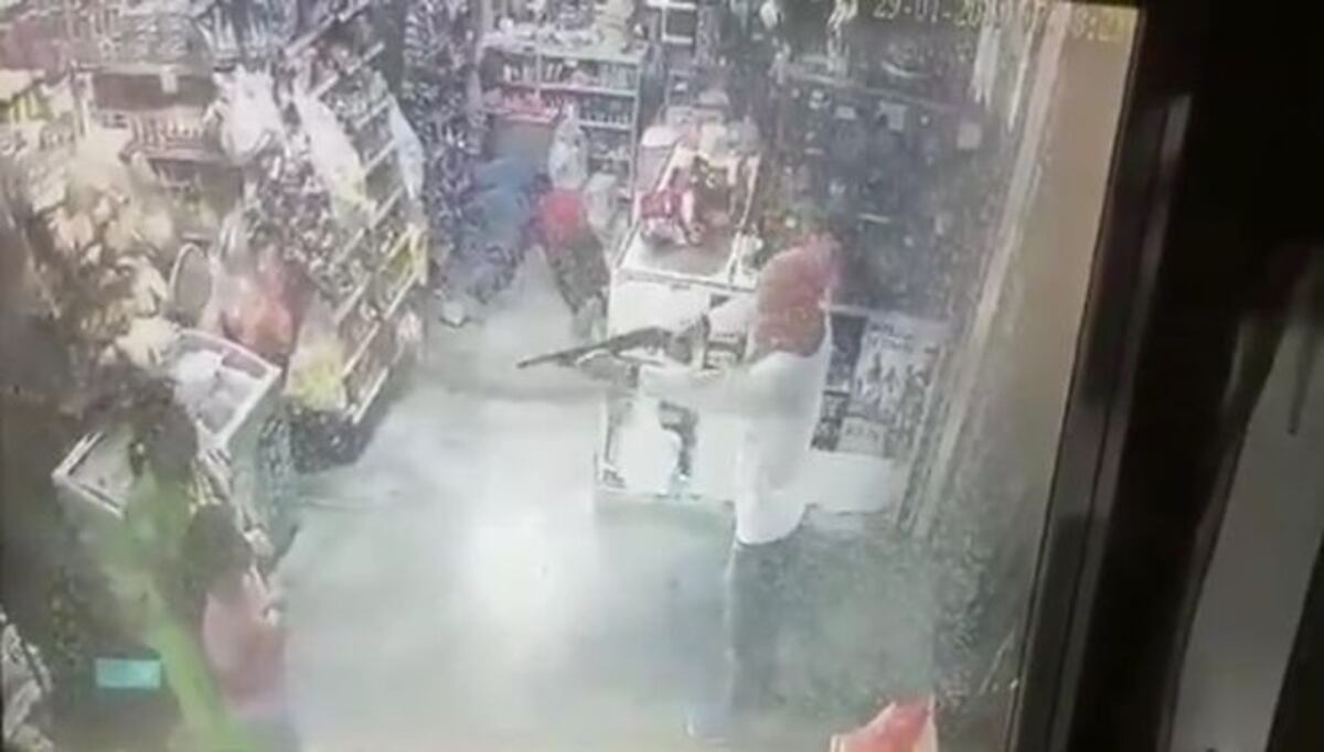 Desalmado.  Asaltan minisúper y delincuente golpea a patadas a una niña. Vídeo.