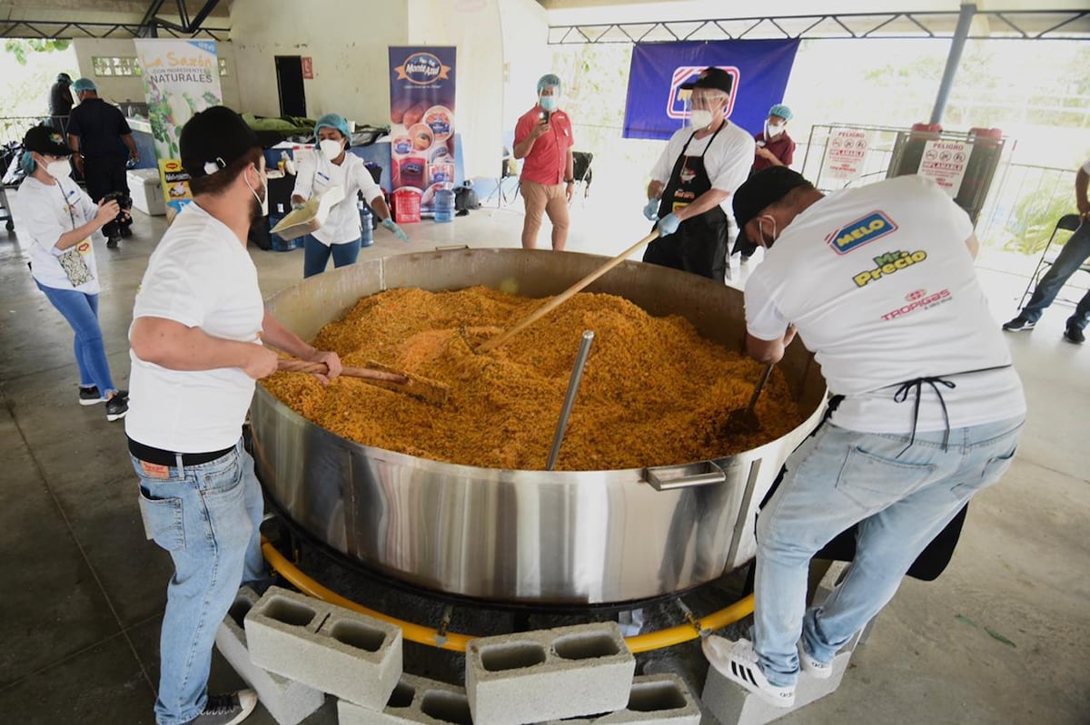 Buco arroz con pollo pa’ la gente. El pailón de la esperanza alcanza un nuevo hito y reparte más de tres mil platos