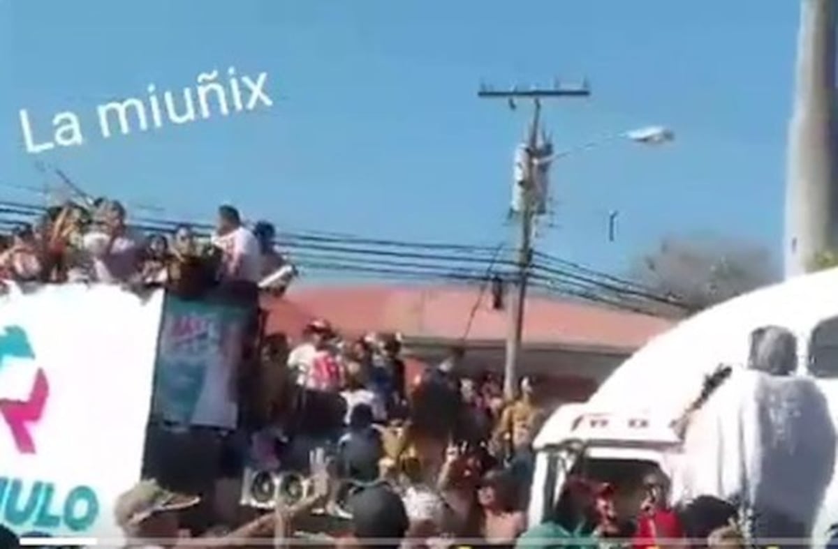 Carretón de la murga se vuelca en pleno culeco en La Villa. Deja 4 heridos.Video