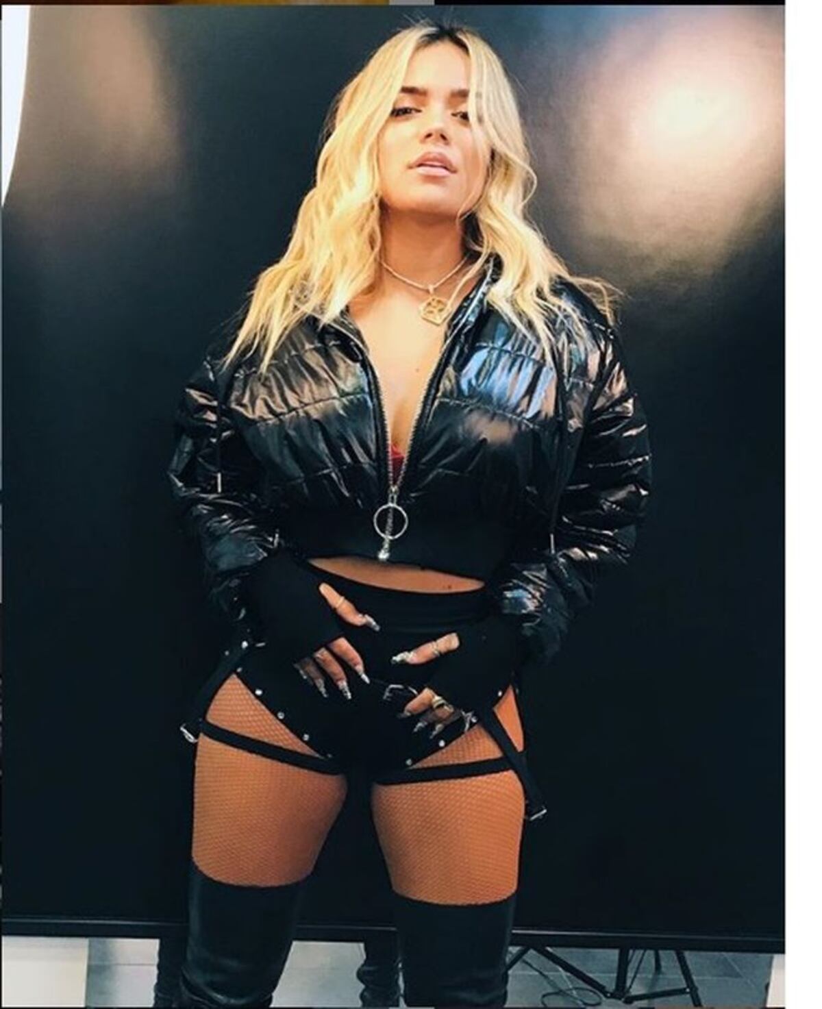 Cuestionan cómo la cama de Karol G, suena y suena.Parqueó a una periodista.Video