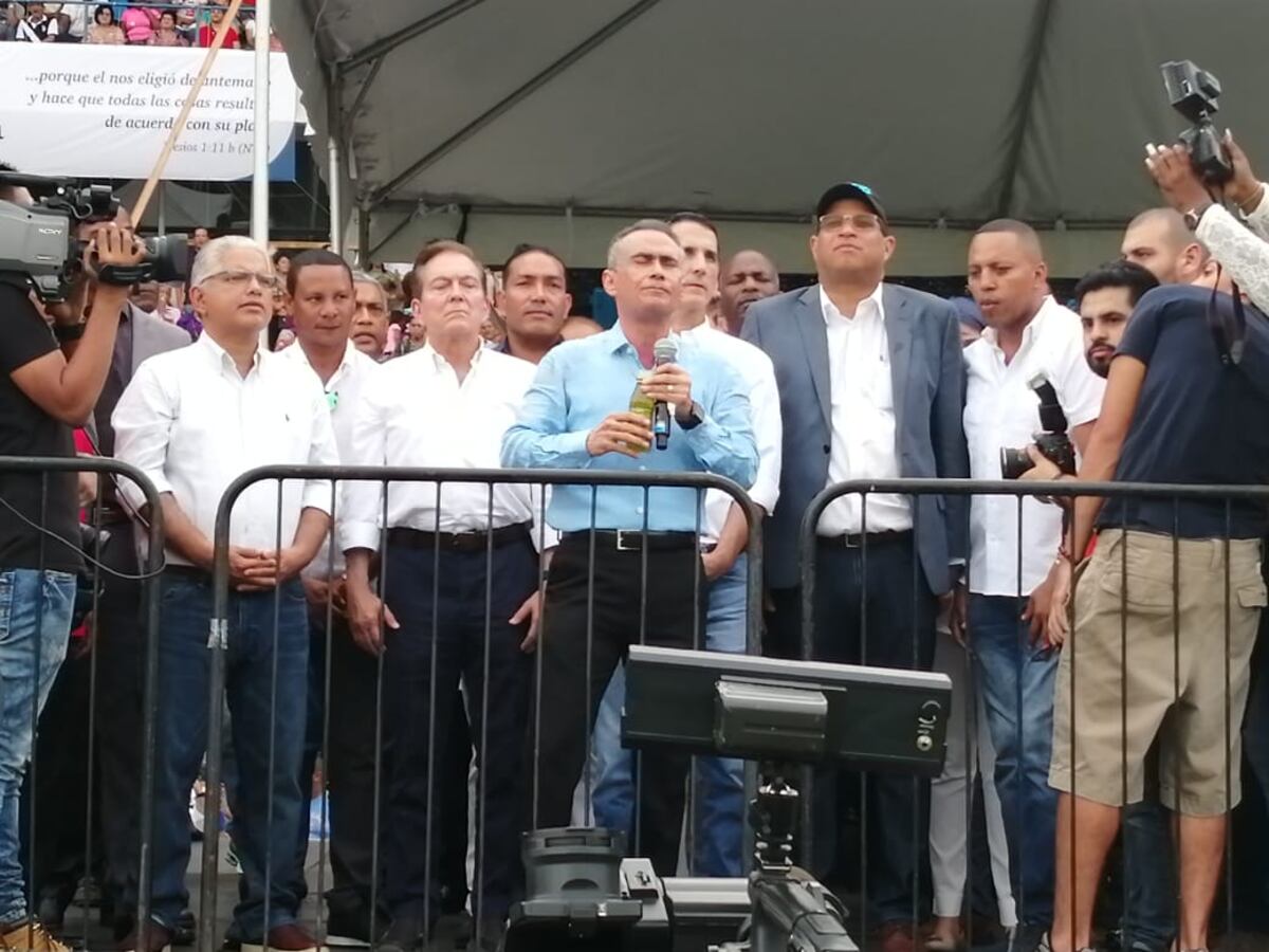 Lo que hace la política.Candidatos en Culto de Unción con pastor Álvarez