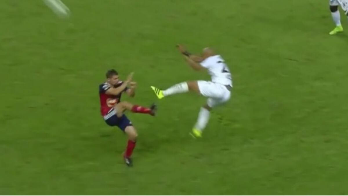 Futbolista hace jugada antideportiva contra adversario en previa de la Champions