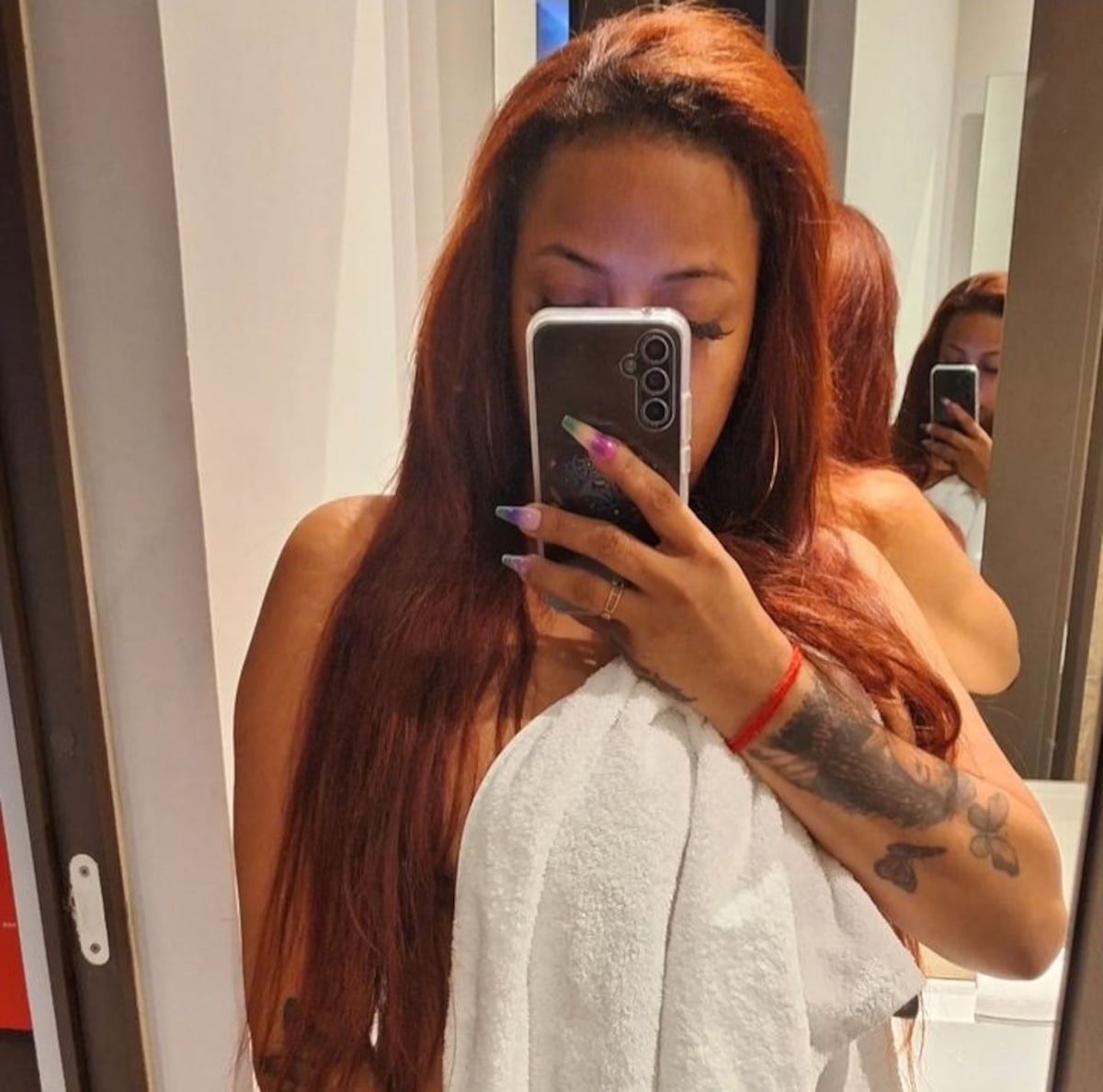 Ante la alta temperatura Baby Karen se quita toda la ropa a sus 40 años +Fotos