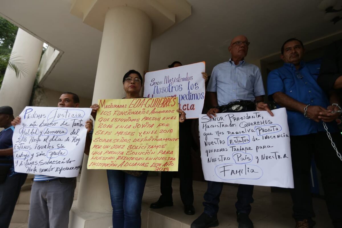 Aduaneros se encadenan en escalinatas de la Corte