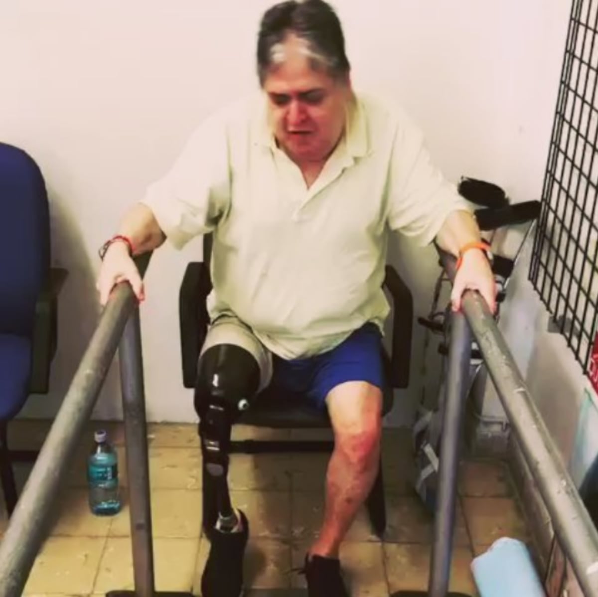 ¡WEEE! Leopoldo Mojica dejó la silla de ruedas y da sus pasitos con su prótesis