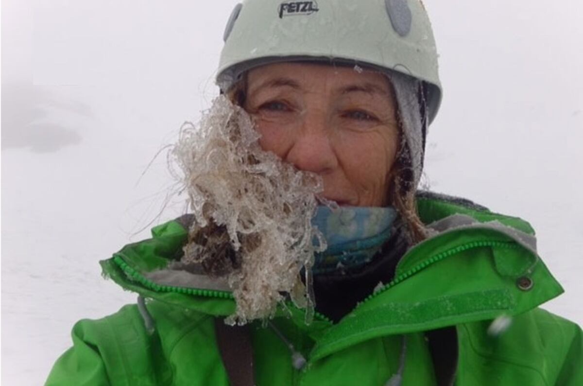 Escaladora se desentierra ella misma luego de ser sorprendida por avalancha