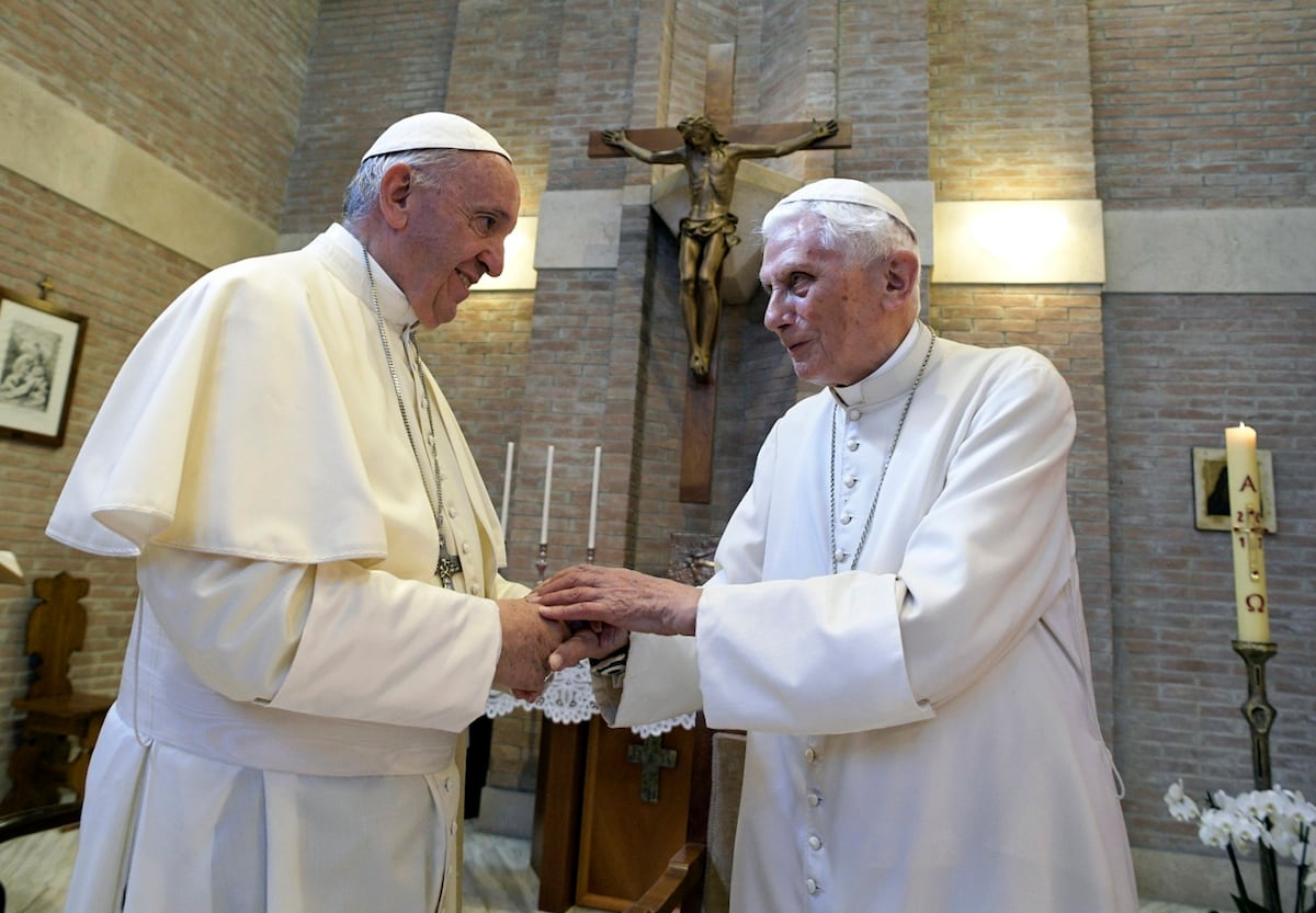 Benedicto XVI insiste en necesidad del celibato y rechaza la postura del papa Francisco