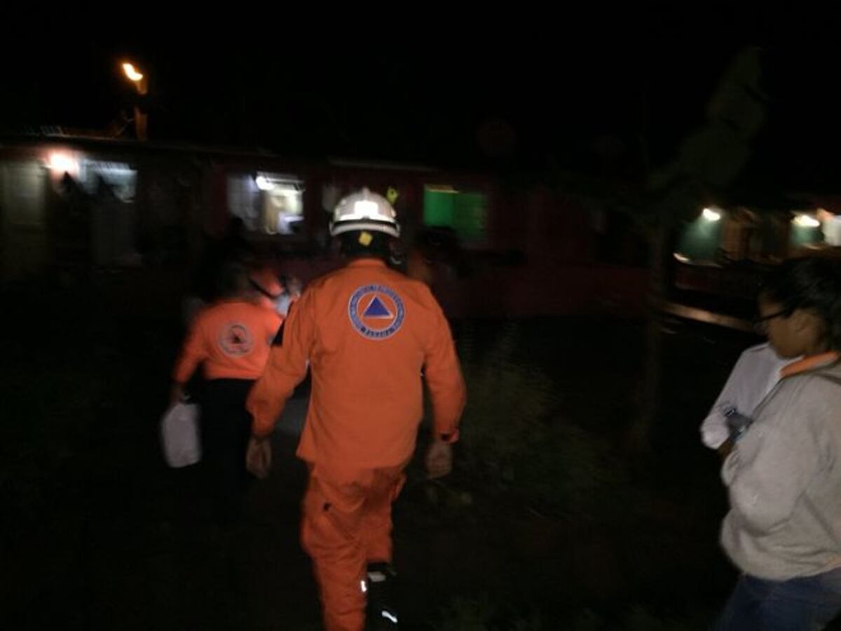 ¡EMERGENCIA! Derrumbes en Colón, personas atrapadas, FTC al rescate|VIDEO