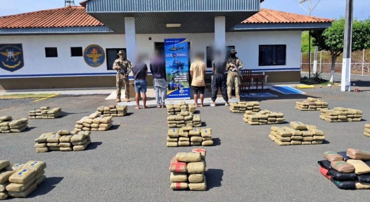 SE LES CAYÓ LA VUELTA | Cuatro detenidos y 564 paquetes incautados tras operativo aeronaval en aguas de Isla Iguana