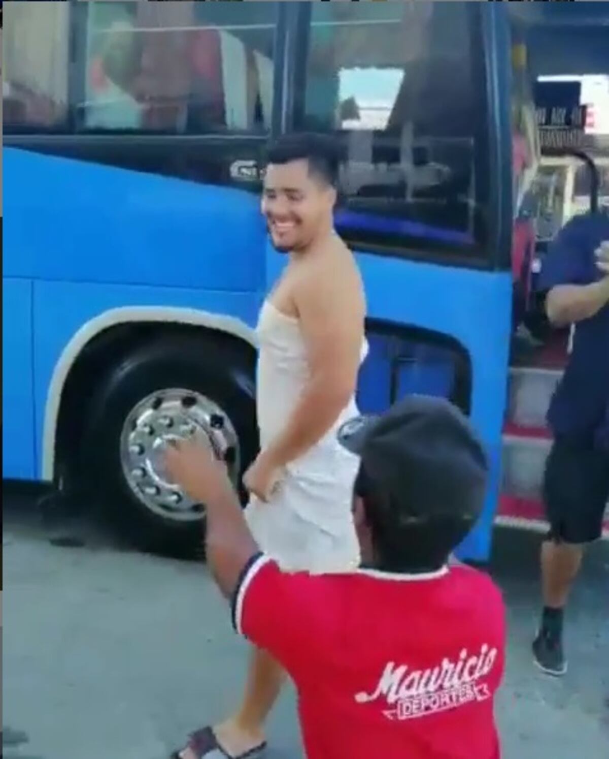 Obligan a peloteros santeños a penitencia de iniciación. Video viral