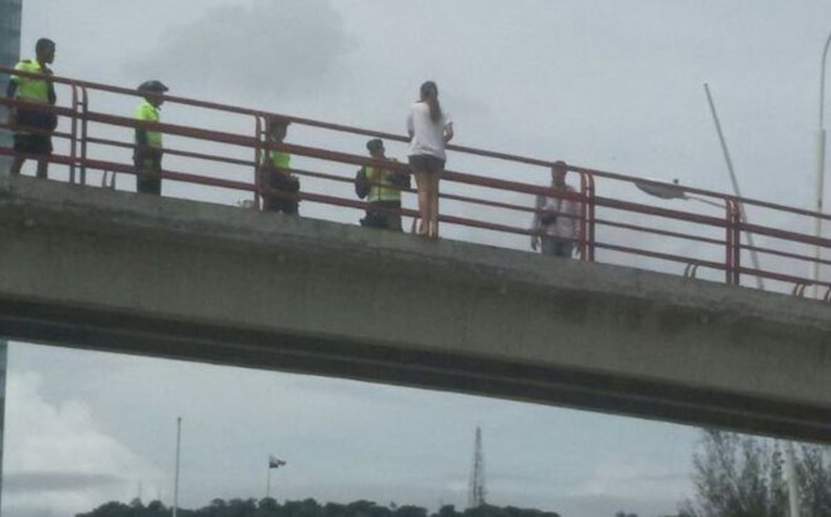 Así salvo el SPI a la mujer que se quería lanzar del puente en la Cinta Costera 