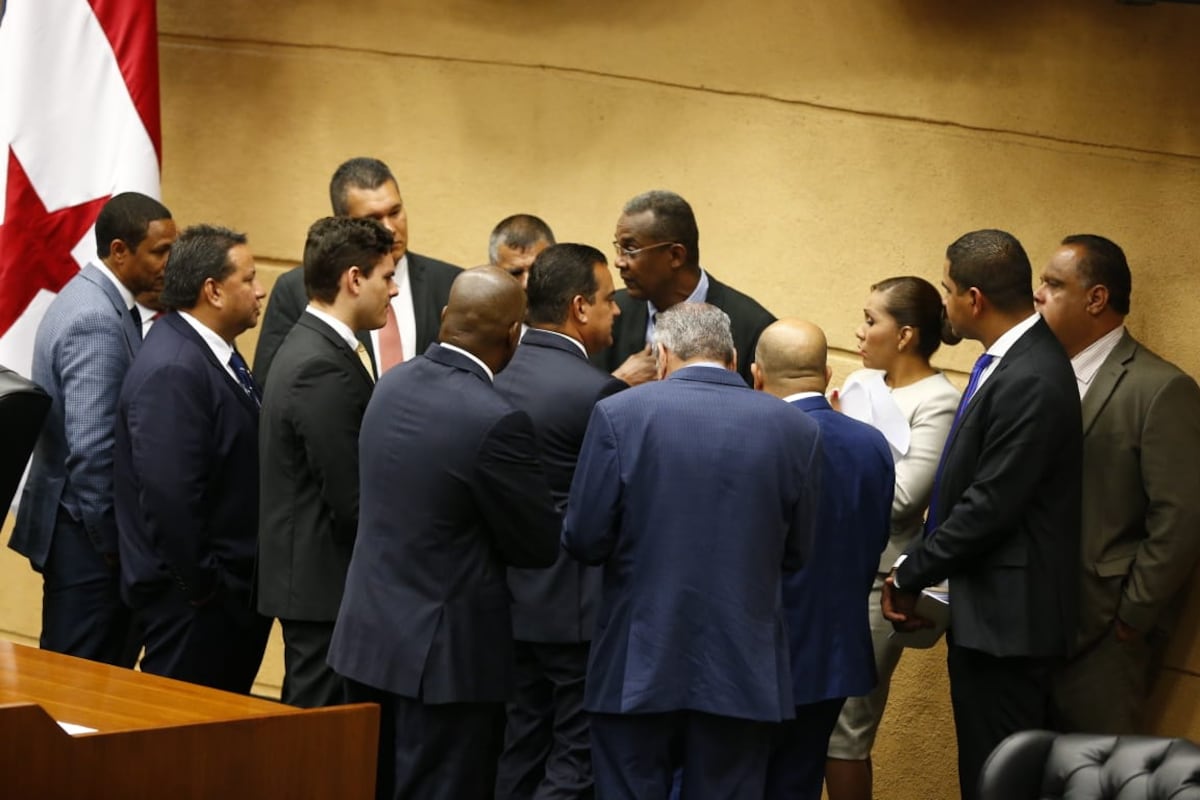 Zulay Rodríguez se embellaca otra vez y hace advertencia a sus colegas diputados