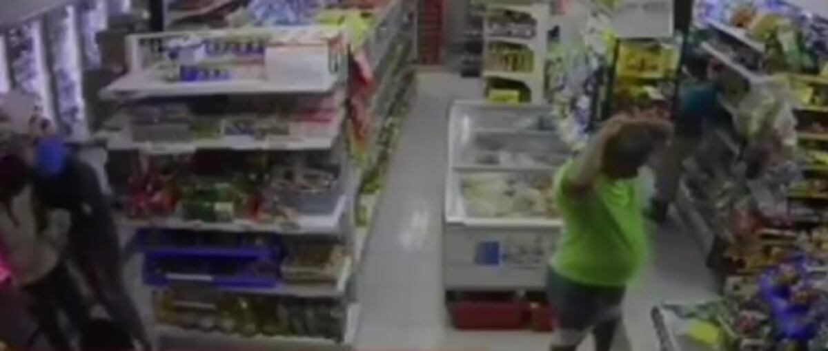 Con el rostro cubierto con máscaras roban otro súpermercado