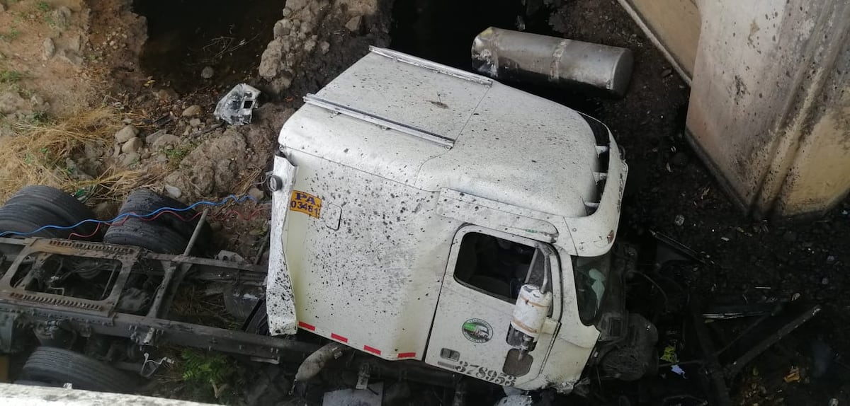 Camión cae puente abajo en Chame. Conductor aparentemente se durmió en el volante