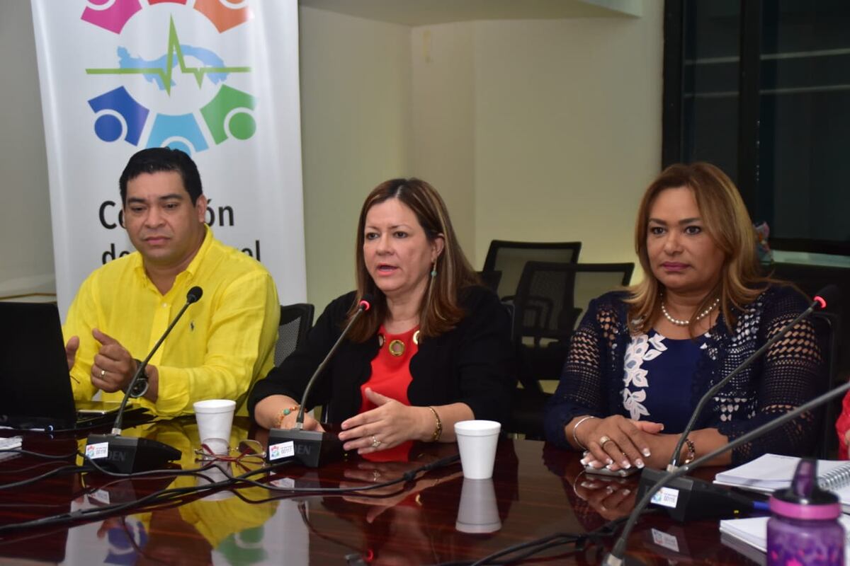 En sesión permanente por proyecto de medicamentos