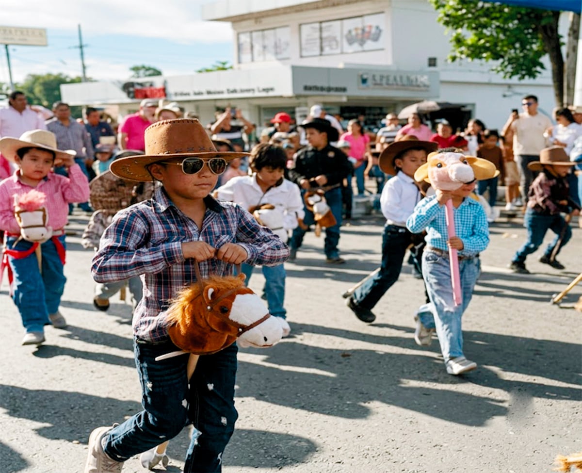 Caballitos de palo llenan Santiago de alegría