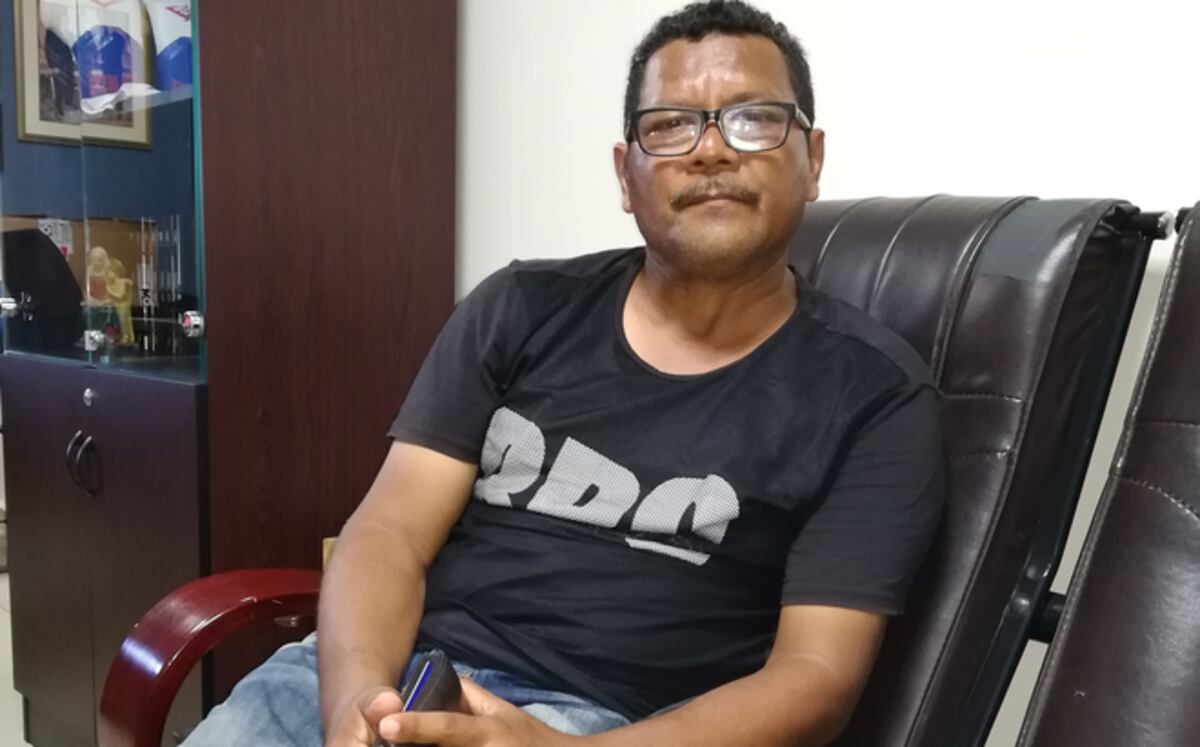 Estafadores lo dejan en la calle y ahora duerme en las bancas de un parque