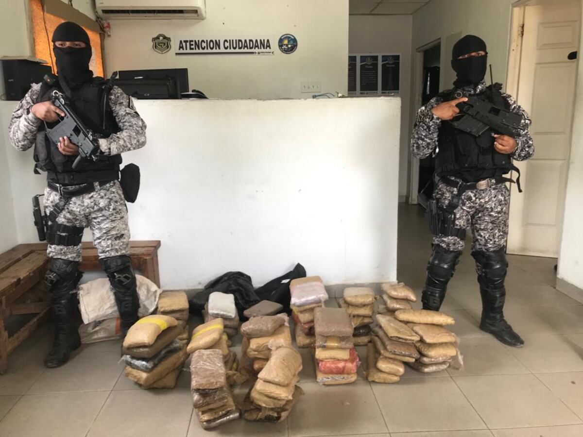 Se pusieron nerviosos al ver a la policía y los agarran con paquetes en un taxi  