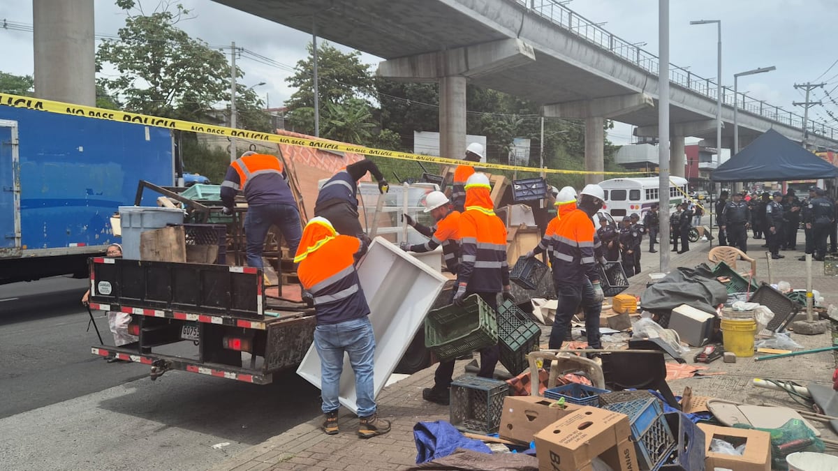 Desalojan a 14 buhoneros en Pan de Azúcar: Metro alega salubridad, vendedores reclaman que quedaron sin trabajo