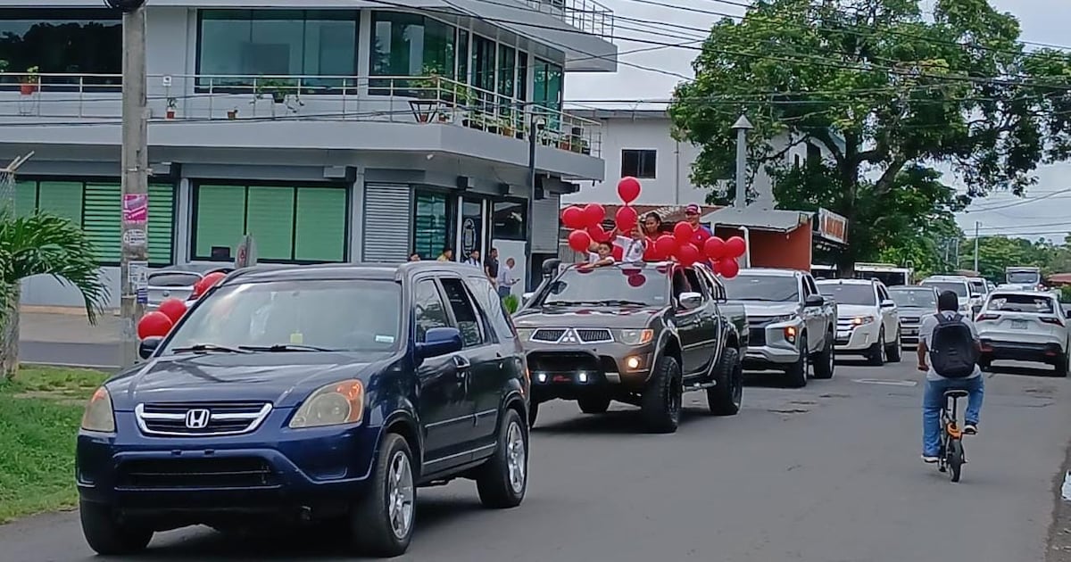 Santiago recibe con caravana a estudiantes campeones de concurso nacional de bandas