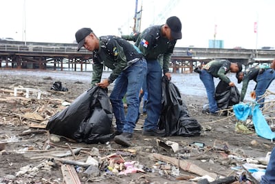 Día de la Madre Tierra: autoridades y voluntarios limpian playa en Costa del Este