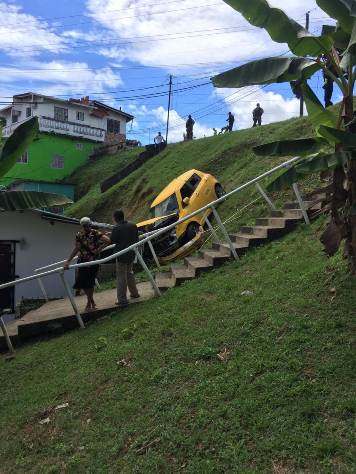 Taxi cae al vacío. Choca contra una casa. Hay heridos