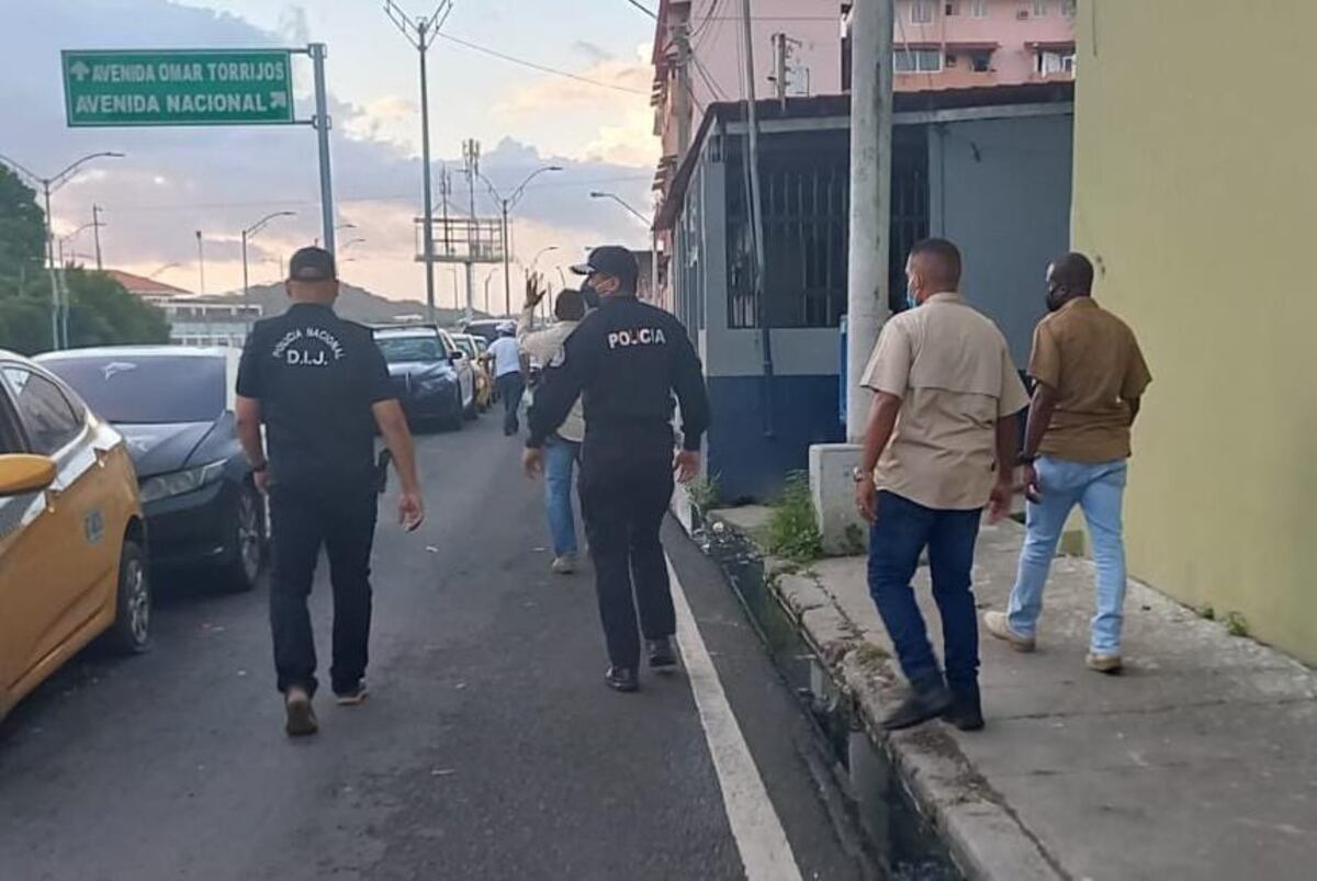 Atacan y le roban el bolso a pareja de extranjeros en Calidonia. Policía se mete a San Miguel y lo recupera