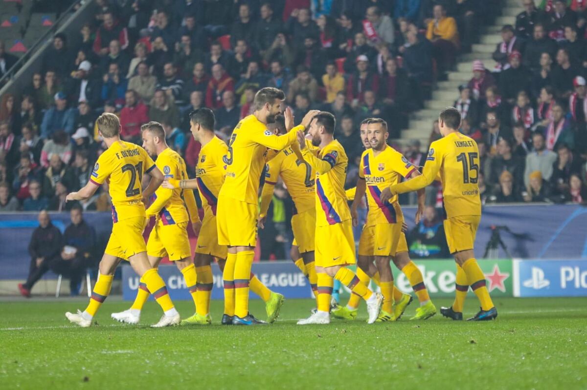 El Barcelona sufre, pero alcanza la cima de su grupo en Champions