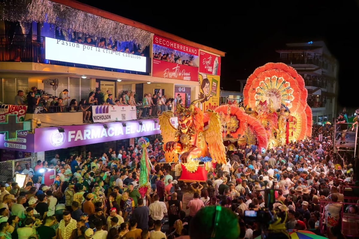 Fuego y brillo: Calle Arriba y Calle Abajo de Las Tablas deslumbran en la noche del domingo de Carnaval