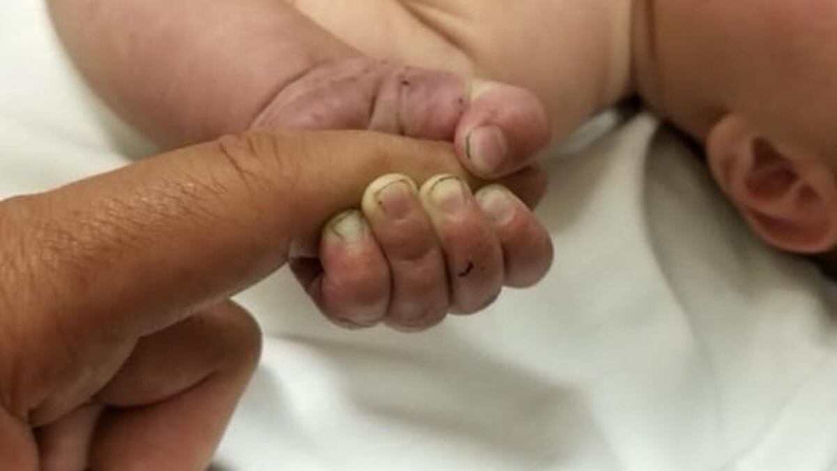 'Es un milagro'. Rescatan vivo a un bebé que estuvo 9 horas enterrado