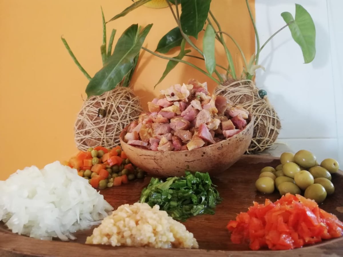 ¿Se te antoja un plato de “Allá onde uno”?. Chequea la receta del arroz con puerco ahumado y vegetales