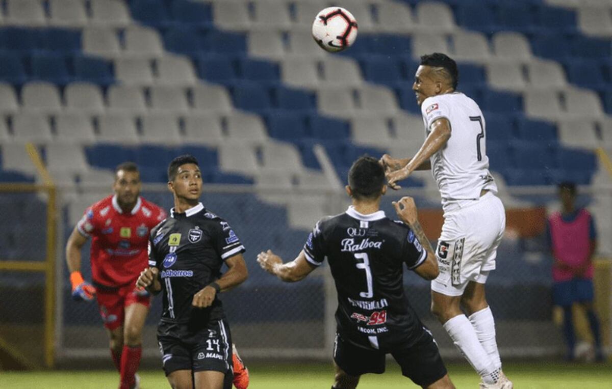 Tauro cae en El Salvador; jugador sufre dolorosa lesión en el hombro