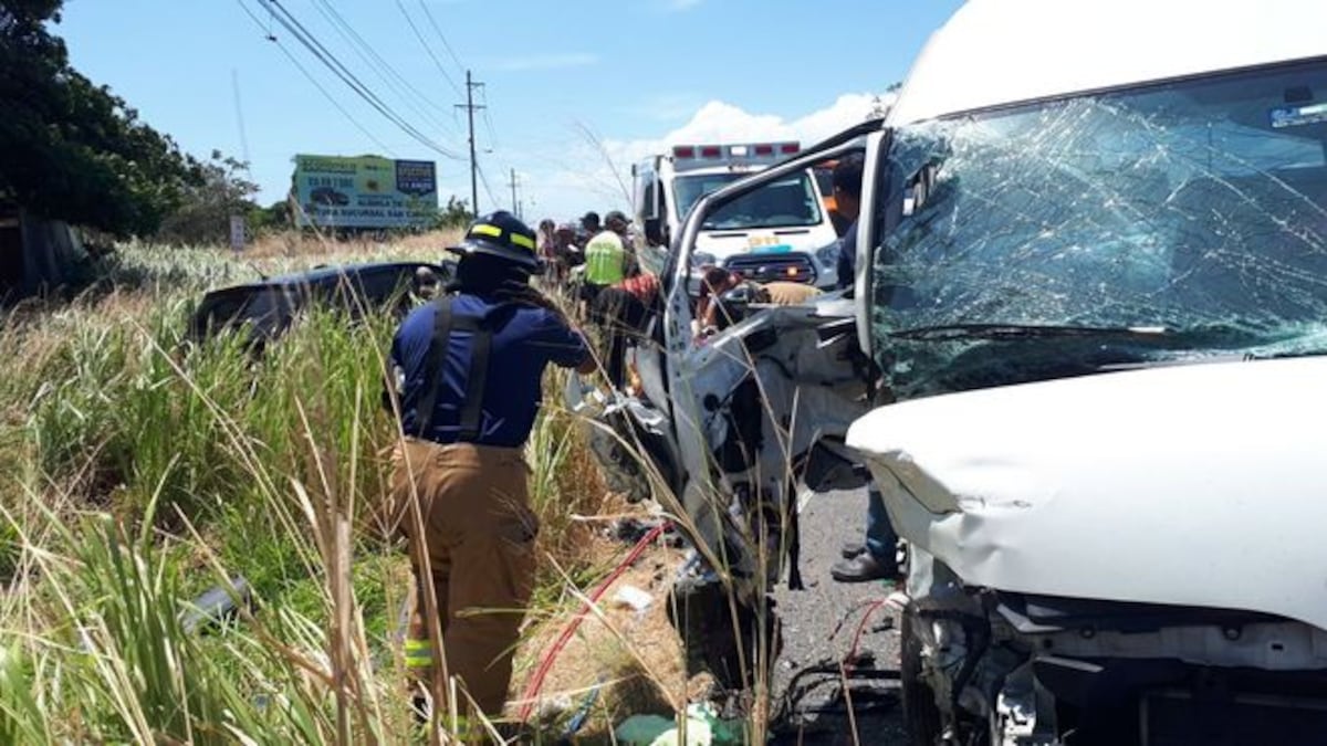 ¡AY, DIOS! Bus con devotos de Atalaya impacta de frente+FOTOS
