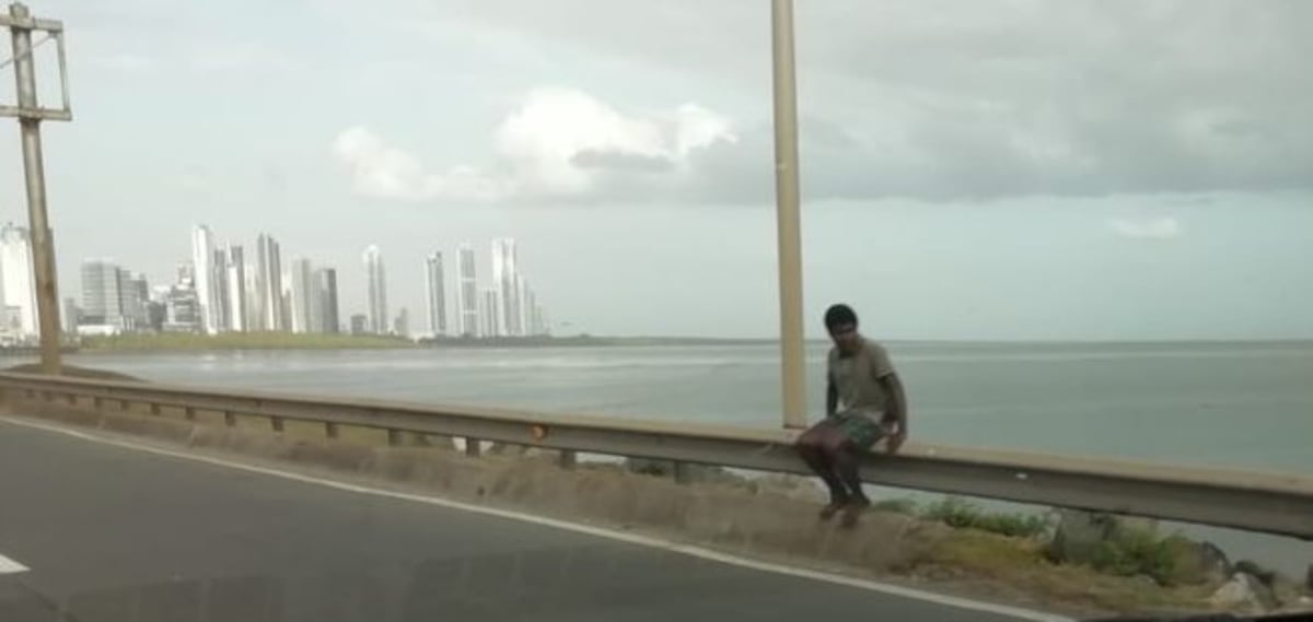 Hombre sentado en tramo marino altera el tráfico. Se teme pueda lanzarse al mar