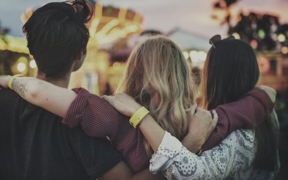 Estudios reafirman que abrazar a un amigo lo ayuda a resolver conflictos