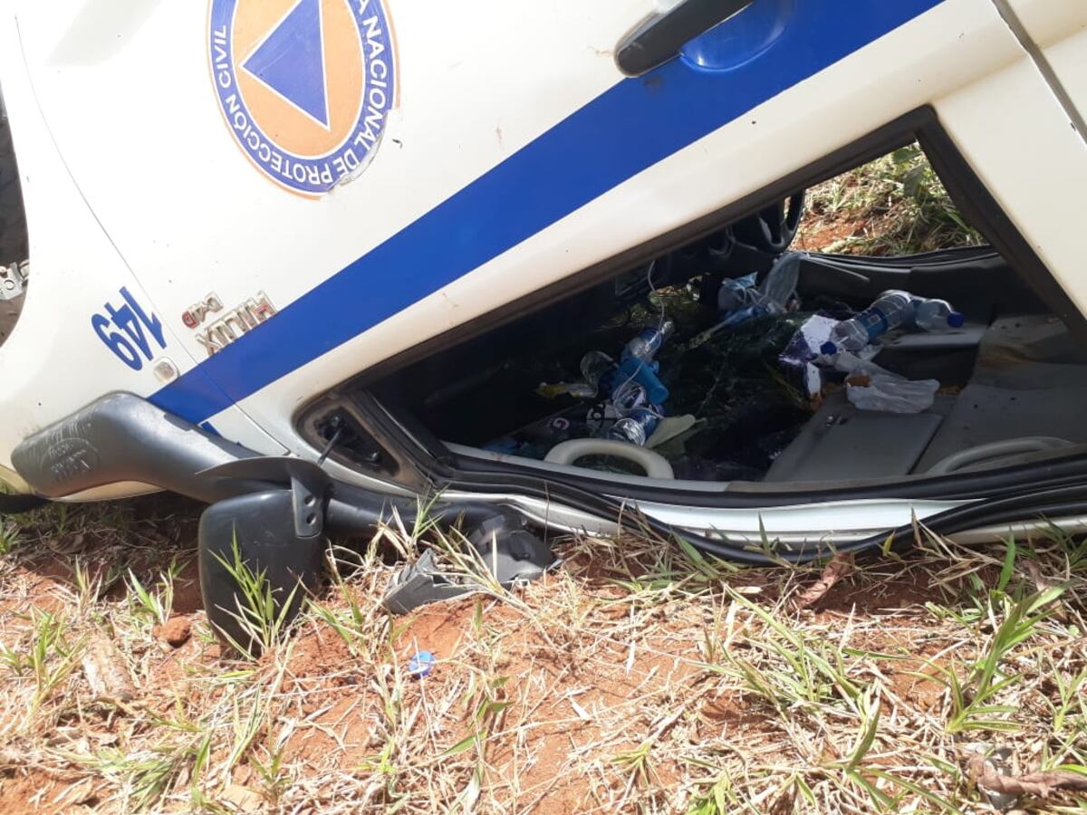 Vivos de a milagro. Tres miembros del Sinaproc se vuelcan en carretera hacia Río Indio