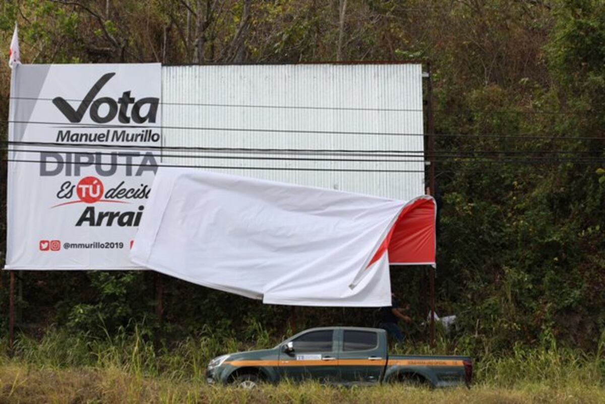 Remueven propaganda electoral mal ubicada cerca al del Puente de Las Américas 