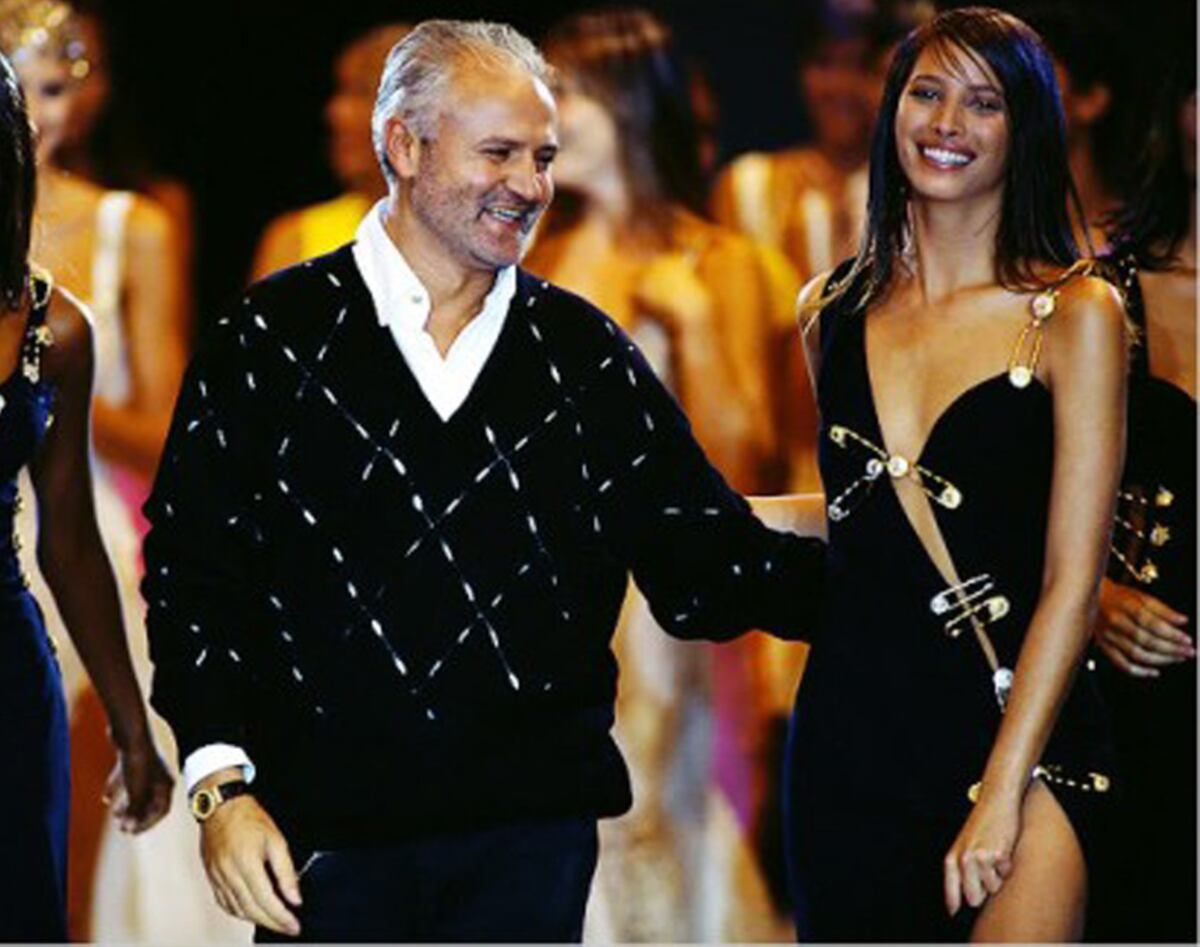 20 años pasaron desde la muerte de Gianni Versace y su imperio está en venta