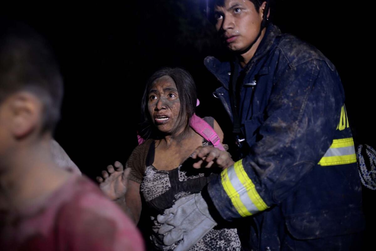 Unos 25 muertos, incluidos varios niños, deja erupción de volcán en Guatemala