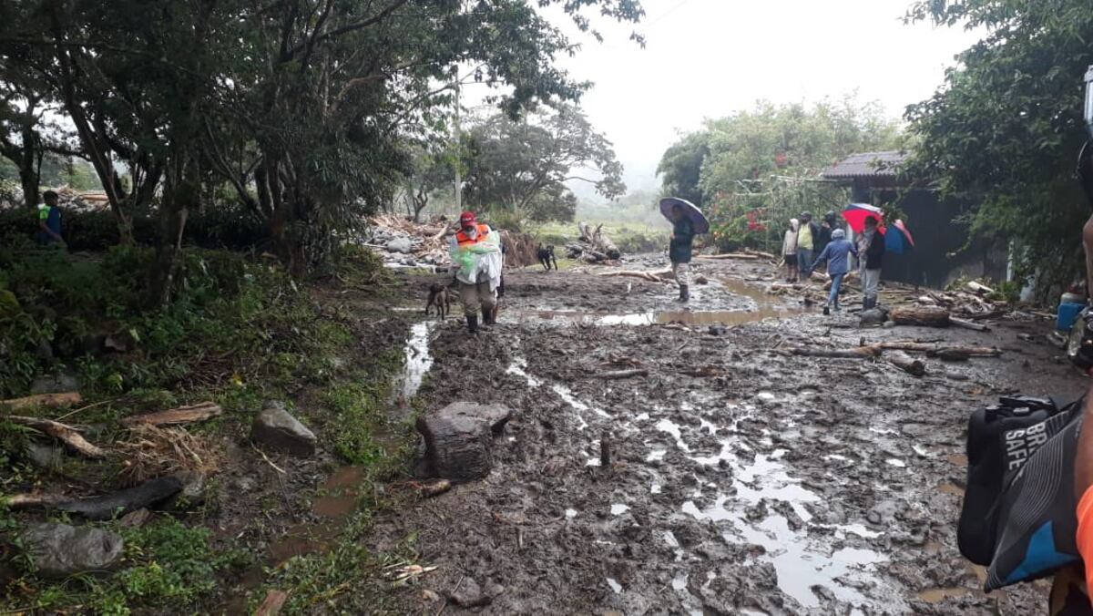 Rescatan a 4 bebés y a su madre en medio de lodazal en Chiriquí