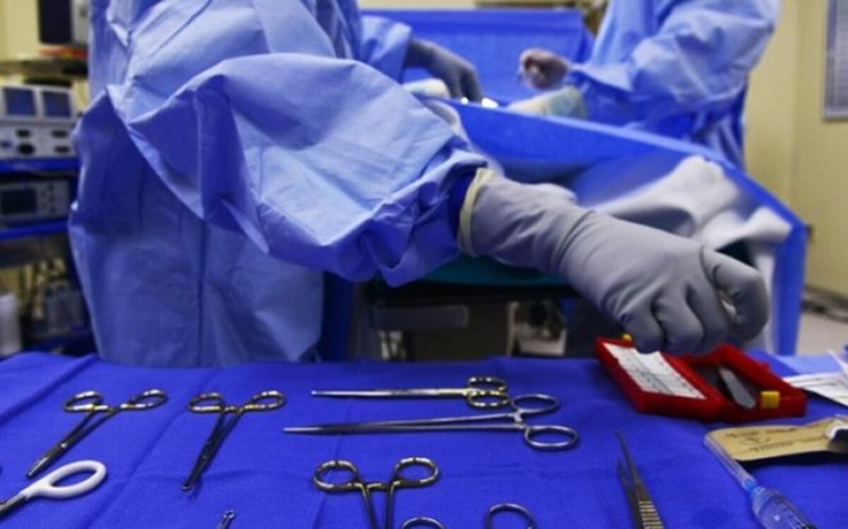 Se traga una vara de acero por una apuesta y vive con ella más de un año