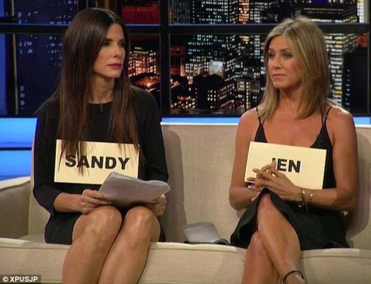 Gesto cariñoso entre las actrices Jennifer Aniston y Sandra Bullock sorprende 