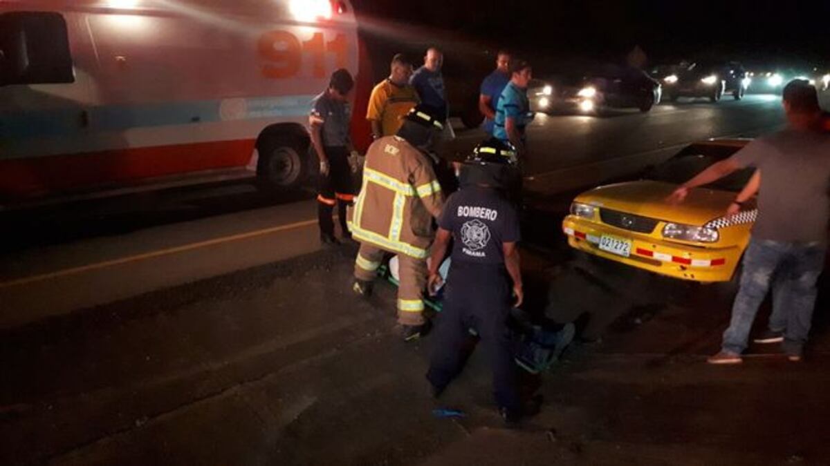 ¡UNO ATRAPADO! Choque entre un taxi y un pickup deja tres heridos