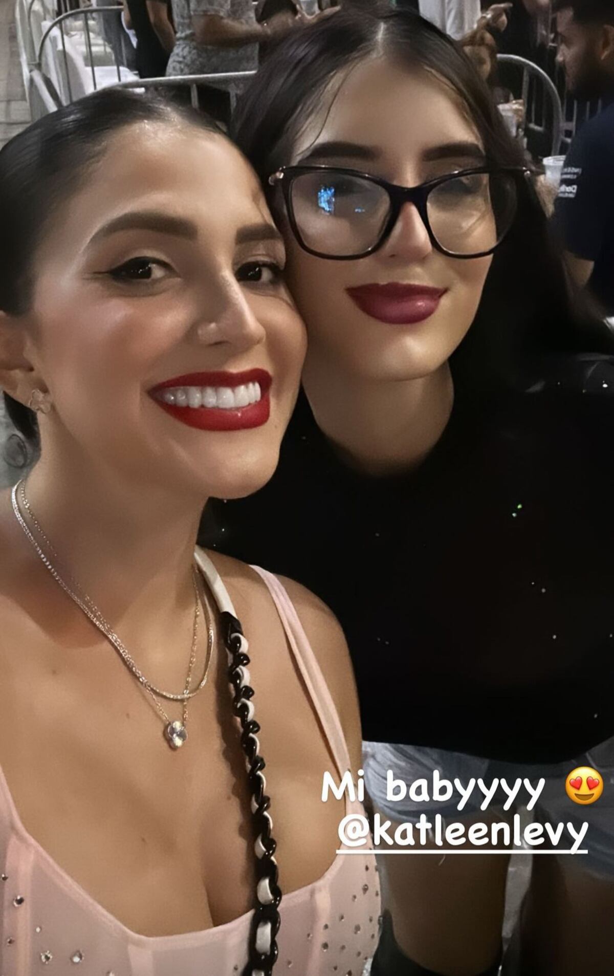 ¡Mamá moderna, qué pujo ni qué sereno! Ainara Sanz presume su figura a un mes de dar a luz en evento con Katleen Levy