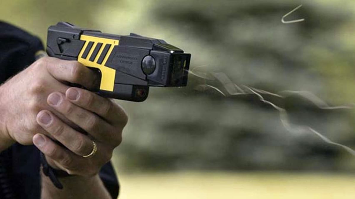 ¡Ay papá! No te pases de listo, la Policía Nacional empezará a usar el 'taser'