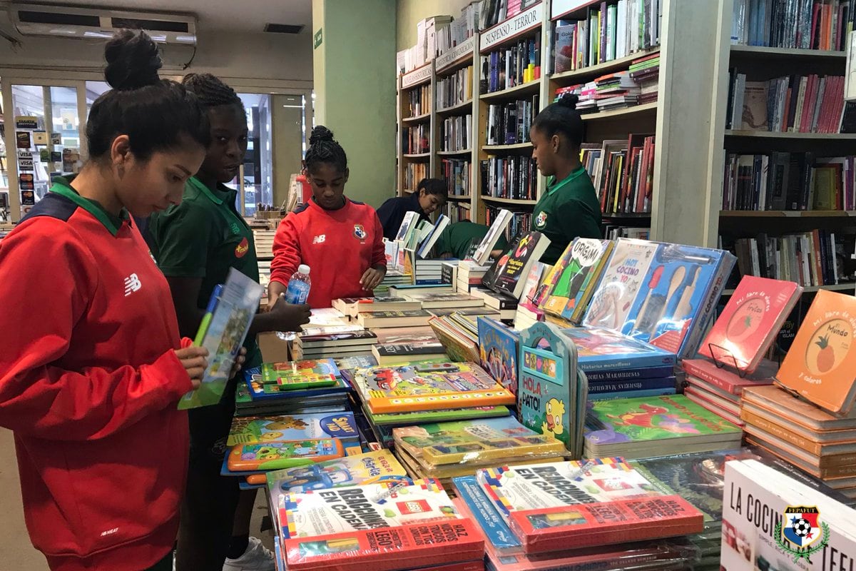 Las chicas de la Selección de Fútbol de Panamá hacen caridad en Buenos Aires