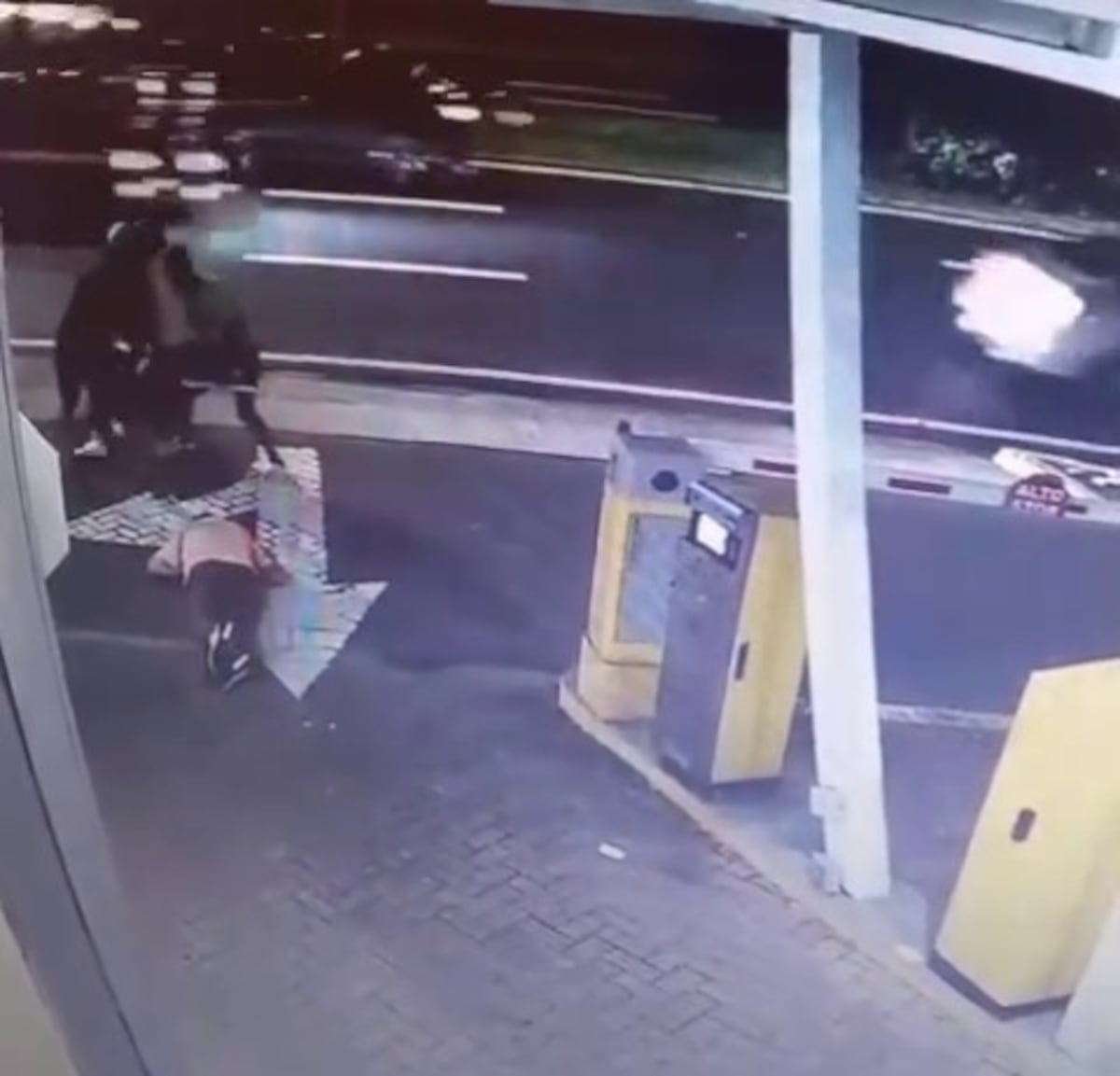 ¡Sin piedad! Asalto en Avenida Balboa deja víctimas golpeadas y tiradas en la vía + VÍDEO