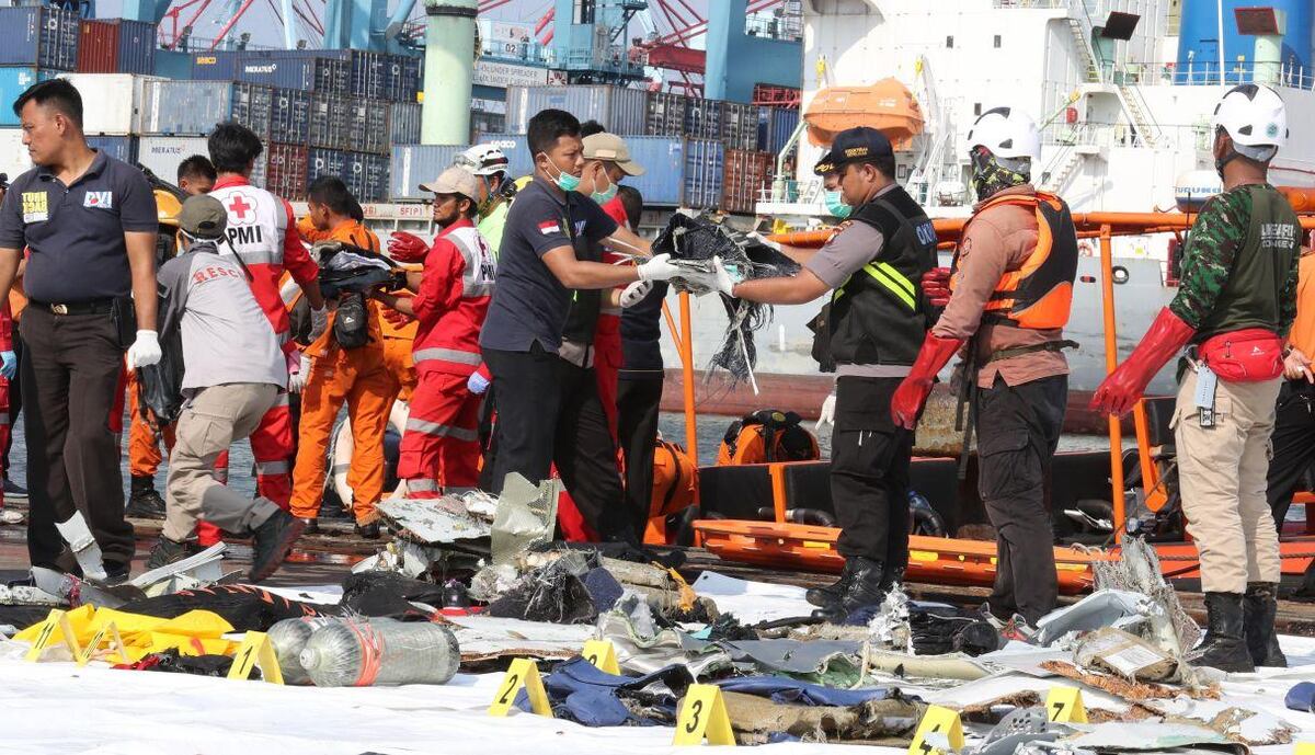 Cadáveres son hallados entre restos del avión de Lion Air estrellado