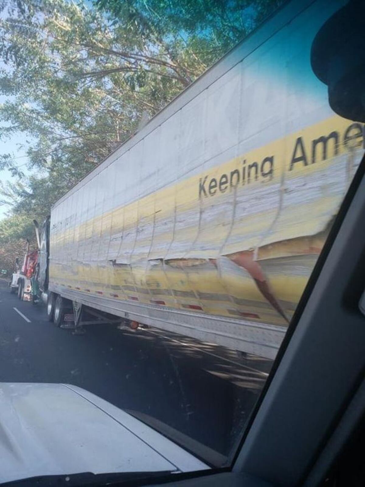 Miles se dirigen al interior. Se mantiene inversión de vías.Mula se vuelca